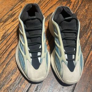 YEEZY 700 Sneakers